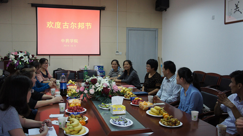 共庆民族节日  共襄和谐愿景――催眠
“欢度古尔邦节”座谈会